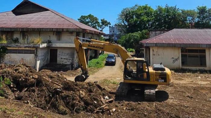 PERBAIKI: Kolam renang Kolam Renang Ranowangun, Manado, Sulawesi Utara sedang diperbaiki. Gubernur Sulawesi Utara, Yulius Selvanus Komaling menegaskan peningkatan kualitas fasilitas olahraga merupakan bagian penting dari strategi pembangunan sumber daya manusia di daerah.