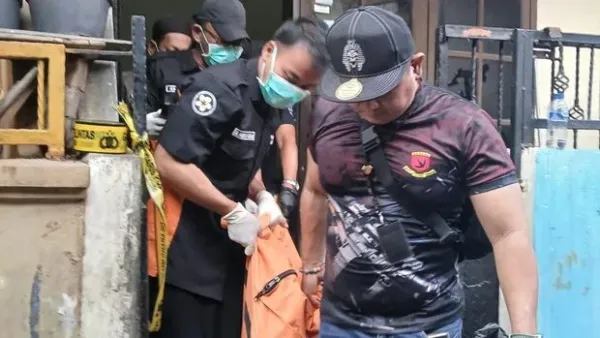 Polisi evakuasi jasad istri yang dibunuh suami siri di Tambora, Jakarta Barat.