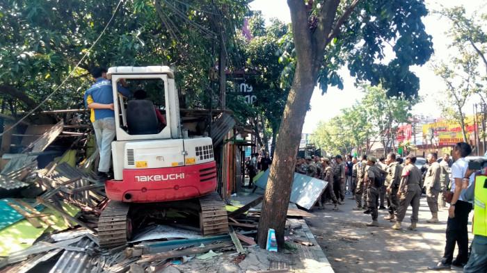 Satpol PP Kota Bandung saat membongkar kios PKL di salah satu jalan di Kota Bandung, beberapa waktu lalu. Dalam waktu dekat penertiban akan dilakukan di Jalan Banten.