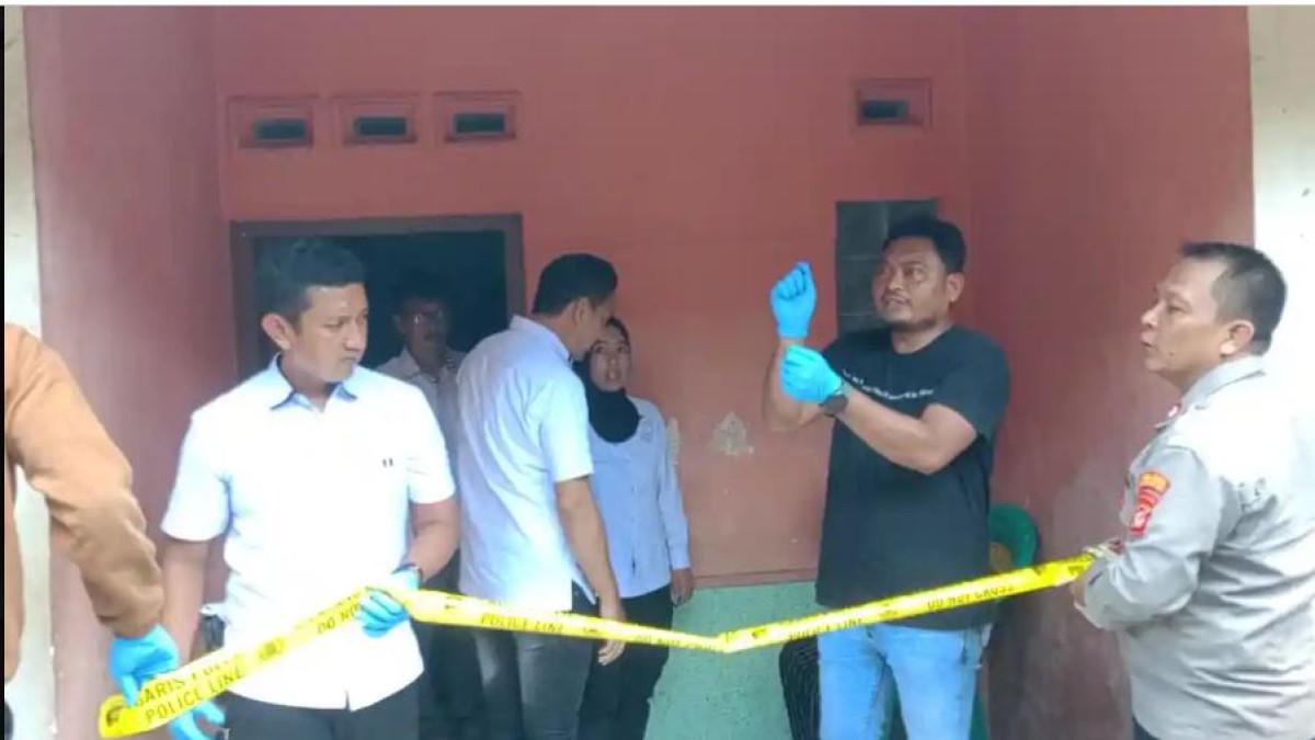 PENYEKAPAN - Petugas tengah memasang garis polisi di tempat kejadian perkara penyekapan seorang perempuan di penginapan wilayah Tawang, Kota Tasikmalaya, Rabu (26/11/2025)