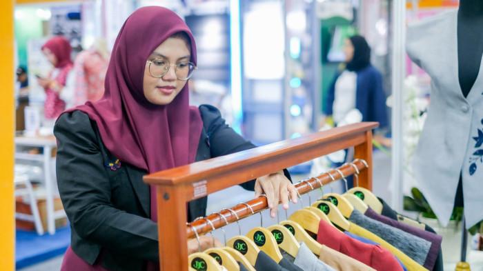 Owner JJC Rumah Jahit, Jihan Astriningtrias, saat mengikuti sebuah pameran di Jakarta, beberapa waktu lalu. Berkat ketajaman analisis dan komitmennya, JJC Rumah Jahit sukses menembus posisi Top 3 dalam program BRIncubator BRI.