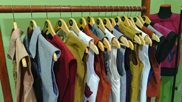 Deretan baju koleksi karya JJC Rumah Jahit di butiknya yang berada di kawasan Koja Utara, Tanjung Priok, Jakarta Utara.