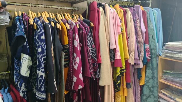 Deretan baju koleksi karya JJC Rumah Jahit di butiknya yang berada di kawasan Koja Utara, Tanjung Priok, Jakarta Utara.