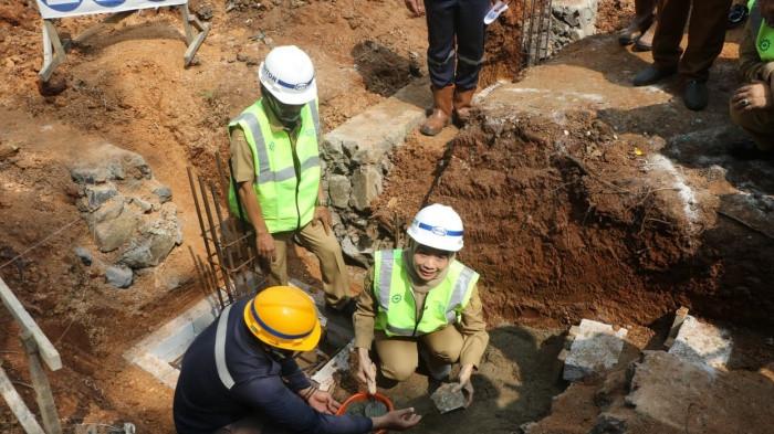 Bupati Serang Ratu Rachmatuzakiyah meletakkan batu pertama untuk fondasi pembangunan SDN Inpres Kecamatan Cikeusal, tepatnya di Kampung Panenjeon, Desa/Kecamatan Cikeusal pada Senin, 22 Juni 2026.