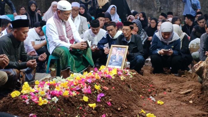 PROSESI PEMAKAMAN-Suasana pelayat saat prosesi pemakaman mantan Wali Kota Serang Syafrudin di TPU Sumur Pecung, Kota Serang, Banten, Selasa (23/6/2026). Sebelum wafat, almarhum sempat menjalani perawatan akibat stroke di Rumah Sakit Sari Asih, Kota Serang, Banten.