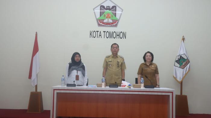 PEMKOT TOMOHON - Wali Kota Tomohon Caroll Joram Azarias Senduk meluncurkan aplikasi Tomohon Andal (Analisis Data dan Laporan) saat membuka kegiatan Focus Group Discussion (FGD) Kelitbangan atau Sidang Majelis Pertimbangan Kelitbangan Kota Tomohon. Kegiatan tersebut digelar di Command Center Pemerintah Kota Tomohon, Selasa (23/6/2026).