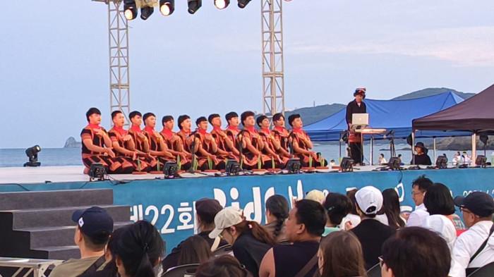 TARI SAMAN - Penampilan perdana Tari Saman yang diawali pembacaan puisi Seribu Saman berhasil menghipnotis pengunjung Busan International Dance Festival (BIDF) di Haeundae Beach Stage, sebuah panggung terbuka di bibir pantai Busan, Sabtu (6/6/2026) petang waktu setempat.