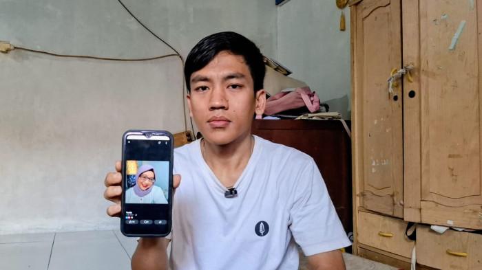 ADIK KORBAN - YTR perempuan dari Rancaekek, YTR diduga jadi korban penyekapan dan disiksa hingga buta. Adik korban, Syahrul Ulum (26) saat ditemui di rumahnya di Kecamatan Rancaekek, Kabupaten Bandung. Tribun Jabar / Adi Ramadhan Pratama.