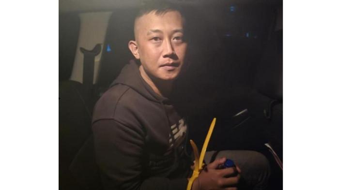 BORGOL KABEL TIS- Taufik Hidayat, penyiksa dan penyekap perempuan Rancaekek saat diamankan polisi di Majalaya, Selasa 23 Juni 2026 malam. Tangannya diborgol menggunakan kabel tis.