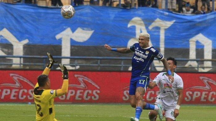 Pemain Persib Bandung Ciro Alves (kanan) mengecoh kiper PSS Sleman M Ridwan saat pertandingan Liga 1 2022/2023 di Stadion Gelora Bandung Lautan Api, Minggu (5/2/2023).