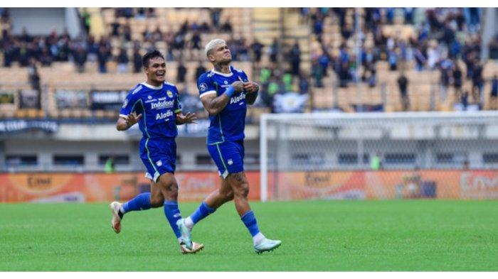 Selebrasi Ciro Alves dan Rachmat Irianto usai membobol gawang PSS Sleman, Minggu (5/2/2023).