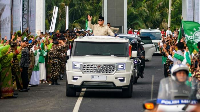 MENYAPA - Presiden RI Prabowo Subianto menyapa warga Bangkalan, Madura, Jawa Timur, dari kendaraan dinas kepresidenan RI MV3 Garuda Limousine ketika memasuki lokasi Penutupan Munas-Konbes NU di Institute Agama Islam (IAI) Syaikhona Kholil, Desa Martajsah, Selasa (23/6/2026). Kedatangan Presiden disambut antusias oleh warga setempat.