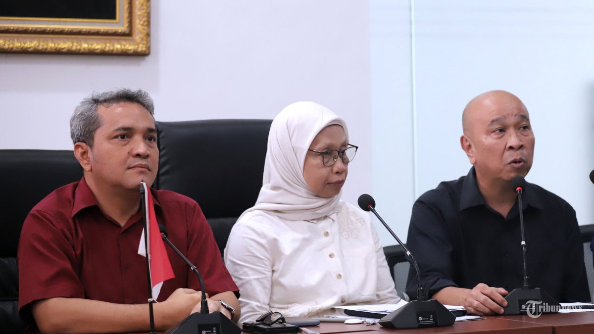 MAHASISWA UBK - Rektor Universitas Bung Karno Sri Mumpuni (tengah) bersama Wakil Rektor 3 Daniel Panda (kanan) dan Wakil Rektor 4 Franky Roring (kiri) memberikan keterangan saat konferensi pers di Universitas Bung Karno, Jakarta, Selasa (23/6/2026). Dalam keterangannya, Universitas Bung Karno akan membuat tim investigasi untuk mengusut kasus dugaan gerakan demonstrasi mahasiswa yang digelar sejumlah Badan Eksekutif Mahasiswa (BEM) Fakultas UBK, serta pihak UBK telah menonaktifkan Ketua BEM Fakultas Hukum Muhammad Abdimaludin usai menerima uang Rp 20 juta pasca aksi demonstrasi di kawasan Patung Kuda pekan lalu. TRIBUNNEWS/IRWAN RISMAWAN
