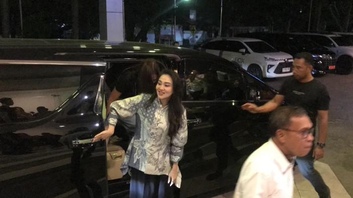 PENAS -- Momen Sherly Tjoanda turun dari mobil di depan Lobi Fox Hotel Gorontalo