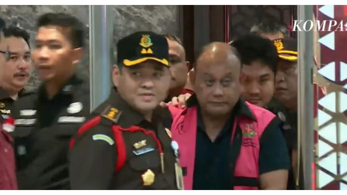 EKS KEPALA BGN - Eks petinggi Badan Gizi Nasional (BGN), Dadan Hindayana, digiring keluar Kejagung mengenakan rompi tahanan pada Rabu (3/6/2026).