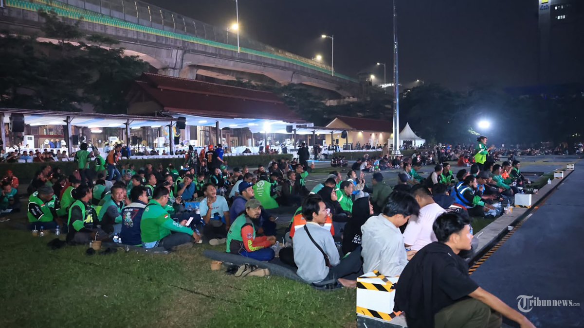 NOBAR PILDUN - Wakapolri Komjen Pol Dedi Prasetyo membuka kegiatan nonton bareng (nobar) Piala Dunia 2026 untuk Masyarakat di Lapangan Bhayangkara Mabes Polri, Jumat (12/6/2026) dini hari. Kegiatan ini dilaksanakan secara serentak di seluruh Indonesia mulai dari Mabes Polri, Polda, Polres, Polresta, Polrestabes hingga Polsek jajaran. TRIBUNNEWS/HO