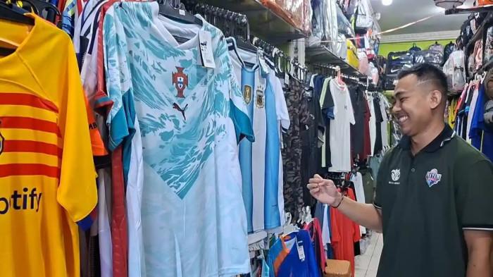 PIALA DUNIA 2026 - Donald Trump dan Sir Alex Ferguson Sepakat Tentang Pemain Bola Terhebat Sepanjang Masa, Bukan Lionel Messi tapi Cristiano Ronaldo di Piala Dunia 2026. Penjualan Jersey bola di Kalsel dicapture 18 Juni 2026.