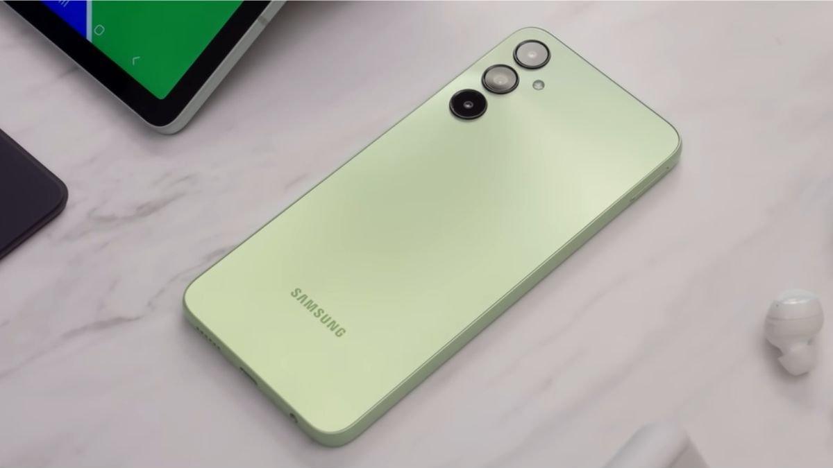 Handphone ditaruh ditempat lembap.