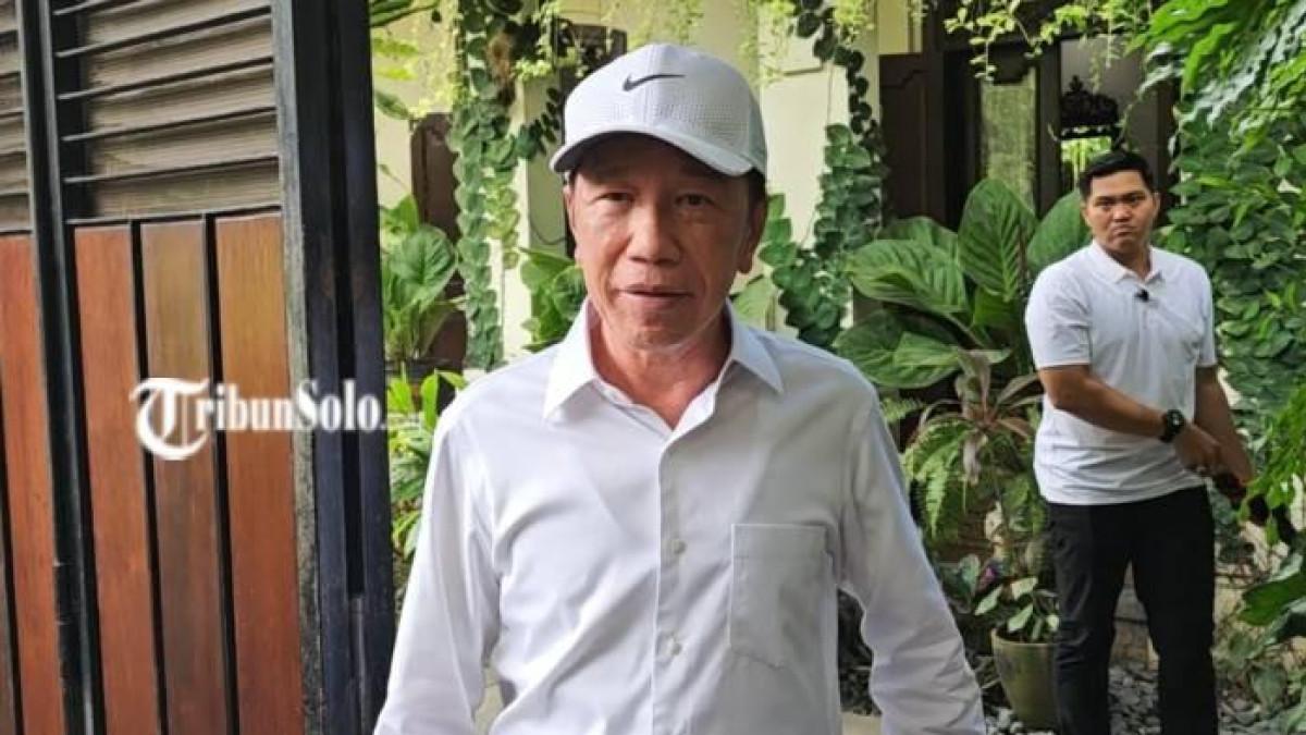 KEDIAMAN SOLO. Mantan Presiden Jokowi saat ditemui di kediaman, Jumat (30/1/2026). Kini rumahnya ditandai di google maps dengan nama Tembok Ratapan Solo.