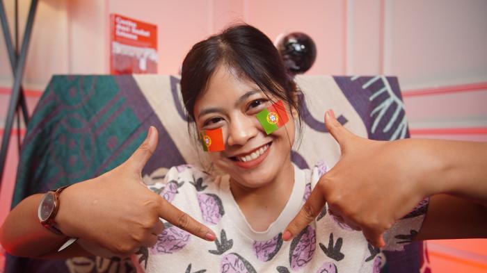 PENDUKUNG PORTUGAL - Wanita asal Solo mengenakan stiker Portugal di wajah sebagai bentuk dukungan dalam Piala Dunia 2026, di Kota Solo, Jawa Tengah, Senin (16/6/2026). (Tribun-Video.com/Akmal Khoirul Habib)
