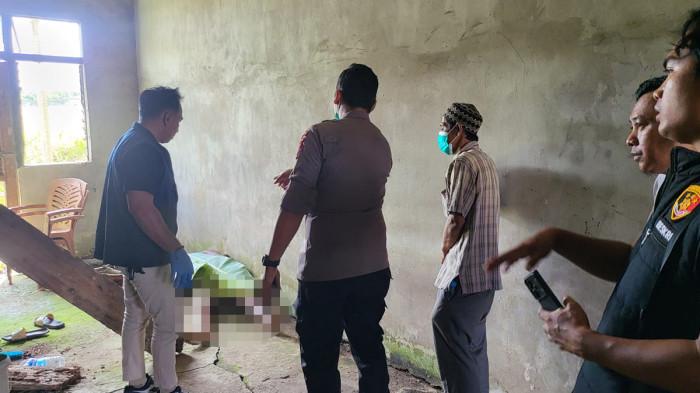 PENEMUIAN JASAD - Kondisi Busra bin Mahmud (70), ditemukan meninggal dunia di sebuah ruko kosong yang berada di depan SPBU AKR, Jalan Budi Utomo, Kelurahan Siantan Hilir, Kecamatan Pontianak Utara, Selasa, 23 Juni 2026 pagi. Polisi mengungkap kronologi penemuan dan hasilolah TKP.
