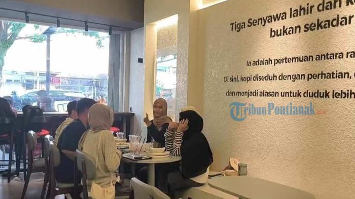 PERDA PONTIANAK 2026 - Suasana di indoor salah satu kafe di Pontianak di Jl. Sungai Raya Dalam, Kecamatan Pontianak Tenggara, Kota Pontianak, Selasa 23 Juni 2026. Wali Kota Pontianak, Edi Kamtono kini menegaskan larangan merokok di ruang tertutup yang tertuang dalam Peraturan Daerah (Perda) Nomor 4 Tahun 2025 tentang Kawasan Tanpa Rokok (KTR).