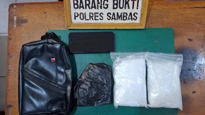 SABU SAMBAS - Barang bukti sabu dari tangan WS alias W berupa dua paket sabu dengan berat bruto mencapai 722,22 gram diamankan polisi. Polisi Satresnarkoba Polres Sambas berhasil mengungkap kasus dugaan tindak pidana penyalahgunaan dan peredaran narkotika jenis sabu di wilayah Kecamatan Sajingan Besar, Kabupaten Sambas, Kalimantan Barat, Selasa 23 Juni 2026.