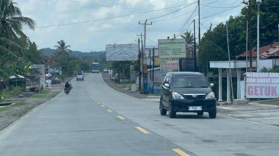 Situasi lalu lintas di jalan lintas selatan Banyumas arah ke Kebumen dan Purworejo, Jawa Tengah, terpantau lancar pada H-7 Idul Fitri 2024, Rabu, 3 April 2024.