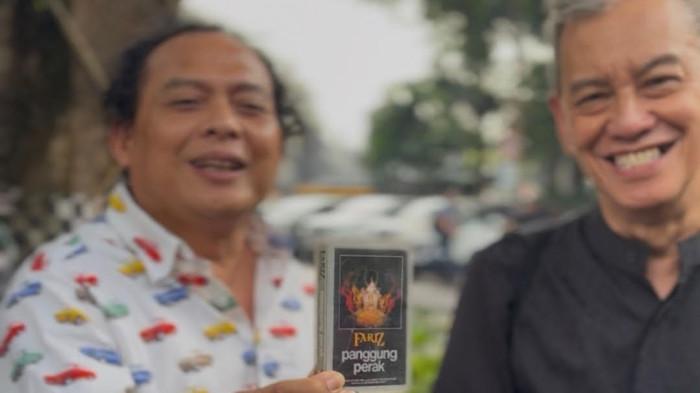 HAK CIPTA - Fariz RM dan kuasa hukumnya, Deolipa Yumara kaset album Panggung Perak yang dirilis pada 1981 dan memuat lagu Diantara Kata di Polda Metro Jaya, Selasa (23/6/2026). Fariz RM diketahui melaporkan penyanyi Syahravi terkait pelanggaran hak cipta lagu Diantara Kata.