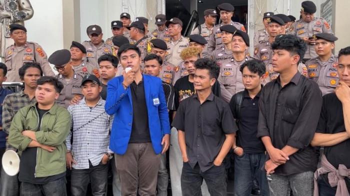 Perwakilan Serikat Mahasiswa Jambi, Abel Gaesca Sandya menyebut Sekwan DPRD Provinsi Jambi tidak memiliki kewenangan untuk menyampaikan atau memberikan problem solving tentang poin-poin tuntutan yang ingin mereka sampaikan.