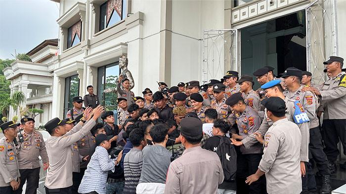 SOROTI MBG-Belasan mahasiswa Jambi menggelar unjuk rasa di depan DPRD Provinsi Jambi, diwarnai pembakaran ban, orasi keras, serta aksi dorong dengan aparat saat menyampaikan kritik terhadap kinerja dewan.