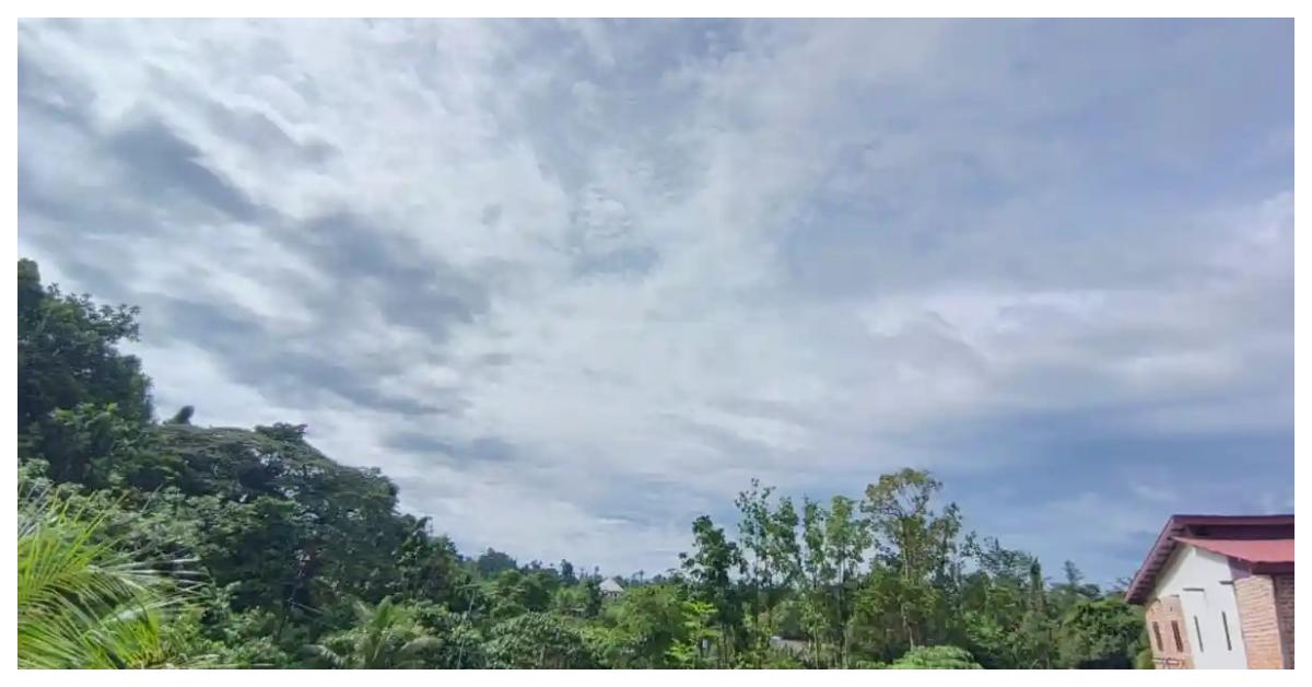 CUACA BERAWAN - Cuaca Cerah Berawan di Kabupaten Sorong Selatan, Papua Barat Daya, Selasa (14/4/2026), foto diambil di Jalan Ani-Sesna, Teminabuan Pukul 09.20 WIT. BMKG memprakirakan, Kota Sorong, Provinsi Papua Barat Daya bakal berawan seharian pada Senin (22/6/2026).