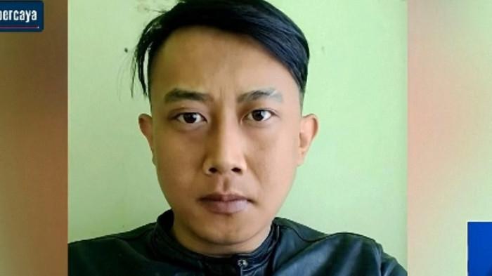 PENYEKAP BIADAB DITANGKAP - Pelarian panjang Taufik Hidayat (30), pria yang diduga menyekap dan menganiaya kekasihnya selama tiga tahun hingga mengalami kebutaan, akhirnya berakhir. Buronan yang menjadi sorotan nasional itu dilaporkan berhasil ditangkap polisi di wilayah Majalaya, Bandung, Jawa Barat.