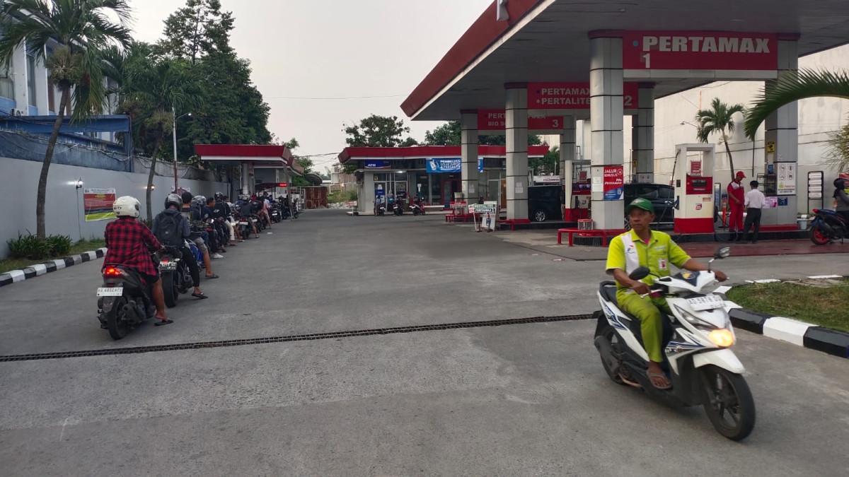 ANTRE PANJANG BBM PERTALITE - Antrean panjang pembelian BBM Pertalite masih panjang, khususnya pesepeda motor, masih tampak di SPBU Klodran, Colomadu Karanganyar Jawa Tengah Selasa 23 Juni 2026 pukul 17.00 WIB jelang petang.