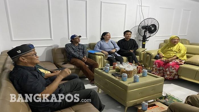 PERTEMUAN DENGAN SENIMAN — Pertemuan para seniman dengan Wakil Bupati Bangka Barat, Yus Derahman di kediaman dinas Wabup, Selasa (23/6/2026) malam membahas soal pertunjukkan sendratasik sejarah cual Mentok. (Bangkapos/Arya Bima Mahendra)