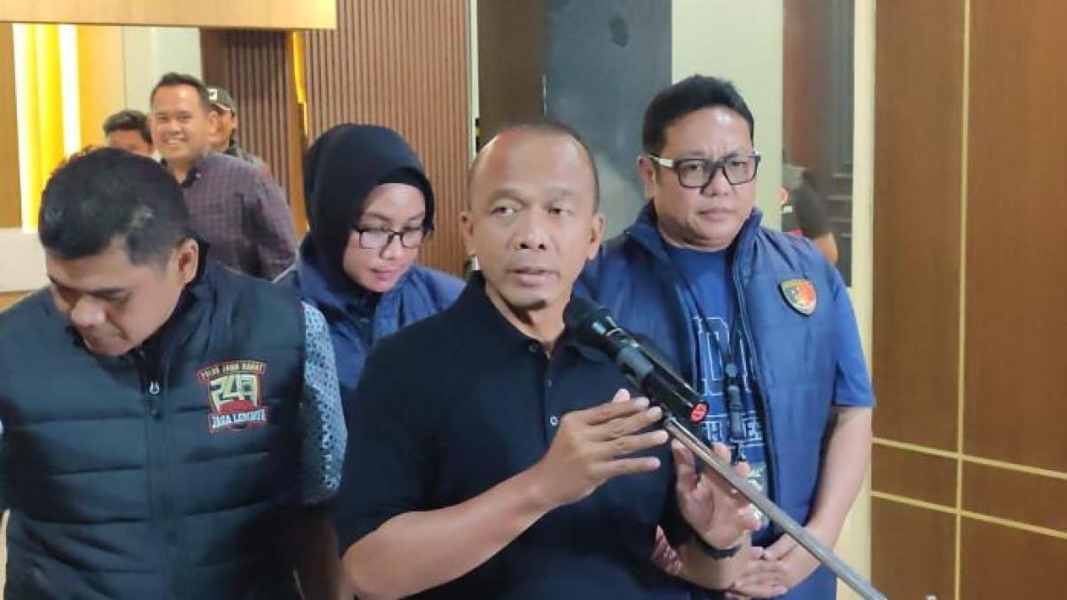 BERI KETERANGAN - Kapolda Jabar, Irjen Rudi Setiawan didampingi Direktur Reserse Kriminal Umum, Kombes I Gede Adhi Mulyawarman, Direktur PPA-PPO, Kombes Rumi Untari, dan Kabid Humas Polda Jabar, Kombes Hendra Rochmawan, memberi keterangan mengenai penangkapan Taufik Hidayat di Polda Jabar, Selasa (23/6/2026). Polisi telah berhasil meringkus Taufik Hidayat, pelaku penganiayaan dan penyiksaan terhadap YTR (29) perempuan asal Rancaekek, Kabupaten Bandung.