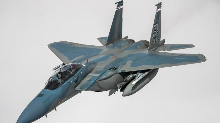 JET TEMPUR AS - Pesawat F-15EX Eagle II dari Skuadron Uji Penerbangan ke-40, Sayap Uji ke-96 yang berbasis di Pangkalan Angkatan Udara Eglin, Florida, terbang dalam formasi selama operasi pengisian bahan bakar di udara di atas langit California Utara, 14 Mei 2021.