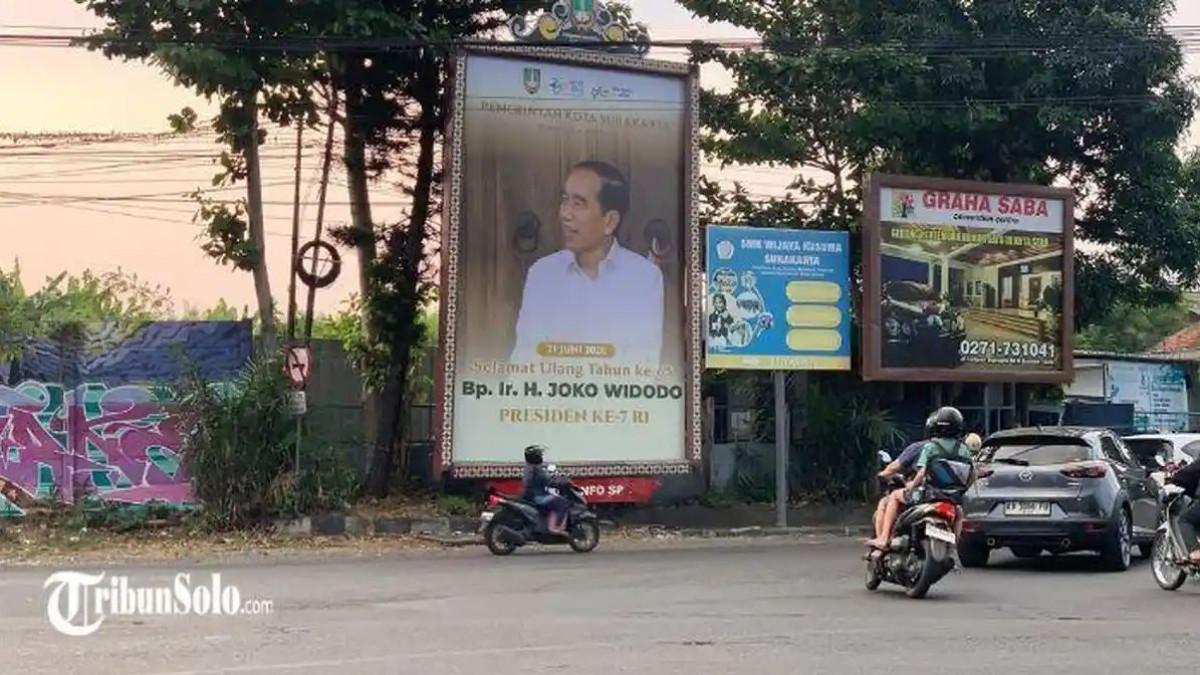 BALIHO JOKOWI - Pemerintah Kota Solo memasang sejumlah baliho ucapan ulang tahun Joko Widodo (Jokowi) di berbagai titik reklame milik pemerintah daerah, Senin (22/6/2026). Pemasangan baliho tersebut merupakan inisiatif Pemerintah Kota Solo sebagai bentuk penghormatan kepada Jokowi