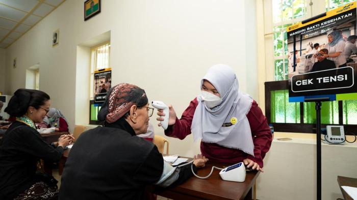 Masyarakat mengikuti pemeriksaan kesehatan