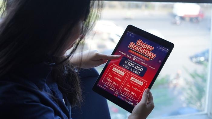 Telkomsel bersama Erajaya resmi meluncurkan program Super Brand Day di Region 6