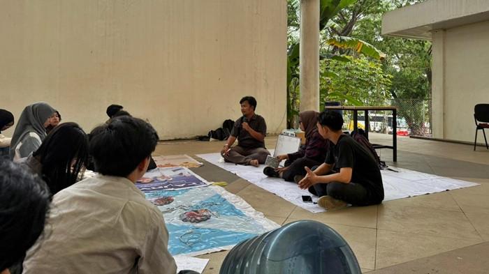 FORUM SOSHUM - Mahasiswa lintas fakultas di UNSRI tampak antusias mengikuti kegiatan Kuliah Jalanan yang mengupas berbagai isu aktual, mulai dari kebijakan ekonomi, daya beli masyarakat, hingga dinamika gerakan mahasiswa dalam merespons tantangan bangsa.