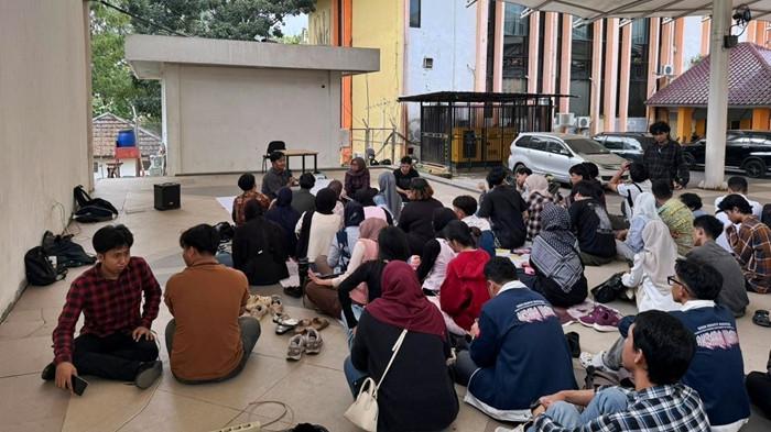FORUM SOSHUM - Melalui kolaborasi akademisi dan mahasiswa, Forum SOSHUM Sriwijaya membangun ruang dialog yang inklusif untuk meningkatkan literasi kritis, memperluas wawasan kebangsaan, serta mendorong lahirnya gagasan dan kontribusi nyata bagi Indonesia.