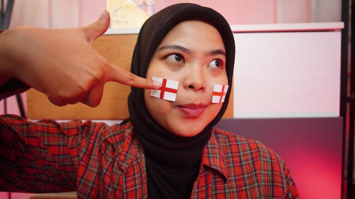 Wanita asal Magetan mengenakan stiker Inggris di wajah sebagai bentuk dukungan dalam Piala Dunia 2026, di Kota Solo, Jawa Tengah, Selasa (16/6/2026).