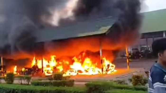 RUSUH : Ratusan massa yang marah membakar alat transportasi, kendaraan dan kantor perkebunan kelapa sawit yang berada di wilayah Kecamatan Mesuji, Kabupaten Ogan Komering Ilir (OKI), Sumatera Selatan pada Selasa (23/6/2026) sore.