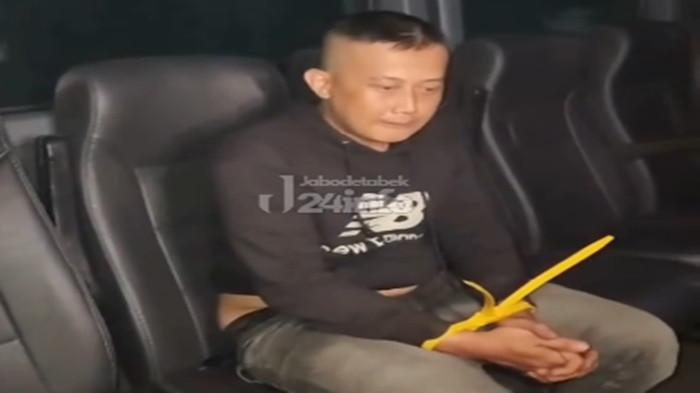 DITANGKAP -- Saat diinterogasi dengan tangan terikat, pelaku yang berprofesi sebagai debt collector ini bergelagat sangat santai, meskipun ia sudah menyatakan bahwa menyesal melakukan perbuatan keji tersebut.