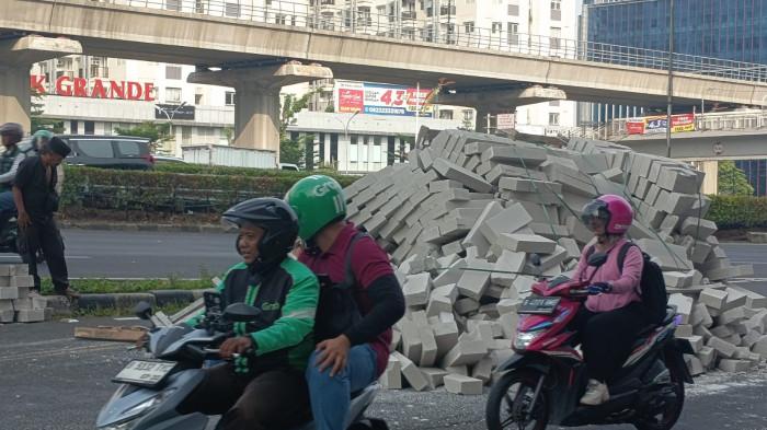 Tumpukan hebel yang berserakan di Jalan Letjen MT Haryono, Bidara Cina, Jatinegara, Jakarta Timur, Rabu (24/6/2026), akibat truk terguling.