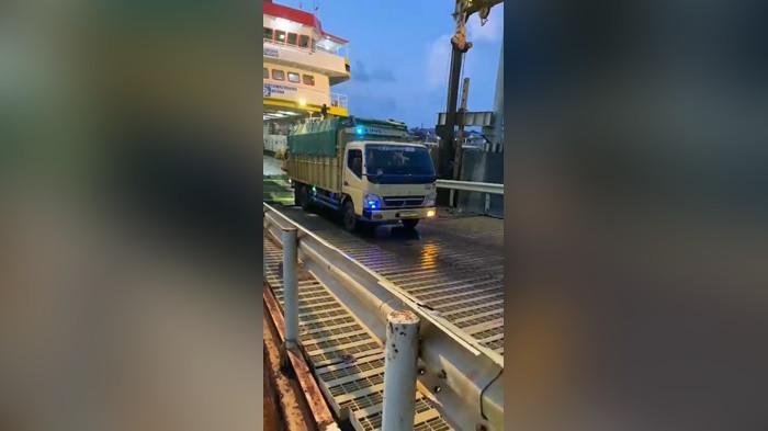 BONGKAR MUATAN -- Sejumlah kendaraan yang turun dari KM Menumbing Raya di Pelabuhan Penyeberangan Sadai, Rabu (24/6/2026). Sebanyak 23 unit kendaraan berhasil diturunkan dengan selamat.