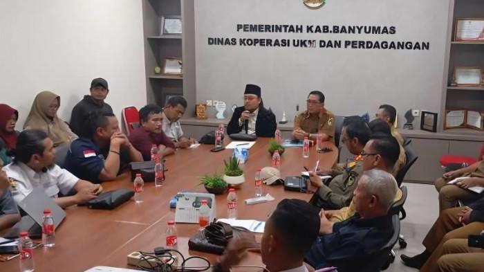 AUDIENSI - Dokumentasi pertemuan pedagang eks Jalan Vihara yang direlokasi ke Pasar Wage Purwokerto dengan Dinas Koperasi Usaha Kecil dan Menengah serta Perdagangan (DKUKMP) Banyumas, Senin (22/6/2026). Pemerintah menawarkan relokasi ke Blok B Pasar Wage yang baru diperbaiki sebagai solusi jangka pendek bagi para pedagang.