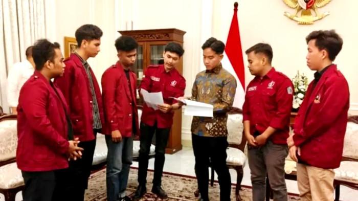 TERIMA UANG - Foto Wapres Gibran Rakabuming Raka saat audensi dengan 15 perwakilan mahasiswa di Istana Wakil Presiden, Jakarta, Senin (15/6/2026) sore. Ketua BEM UBK menerima uang Rp 20 juta dari oknum polisi diduga agar demo berhenti  (BPMI Setwapres)