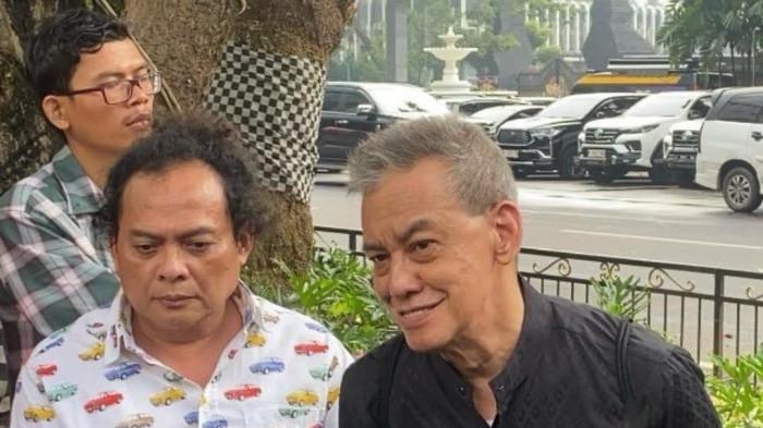 KASUS HAK CIPTA - Musisi senior Fariz RM dan kuasa hukumnya, Deolipa Yumara menyambangi Polda Metro Jaya untuk menindaklanjuti laporan kasus pelanggaran hak cipta yang dilaporkannya sejak 2023 silam atas lagu Diantara Kata, Selasa (23/6/2026). (Tribunnews.com/Fauzi Alamsyah).